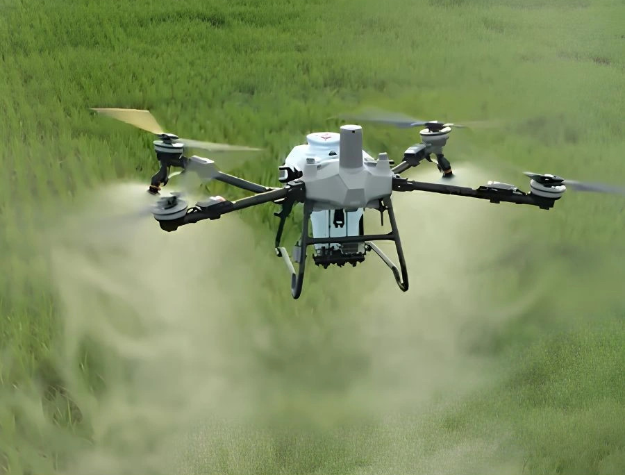 Dron rolniczy DJI Agras T55 podczas oprysku nad uprawą